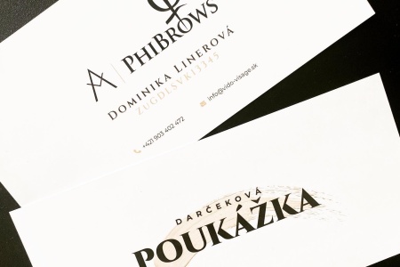 V salóne je možné zakúpiť darčekové poukážky s moderným dizajnom.